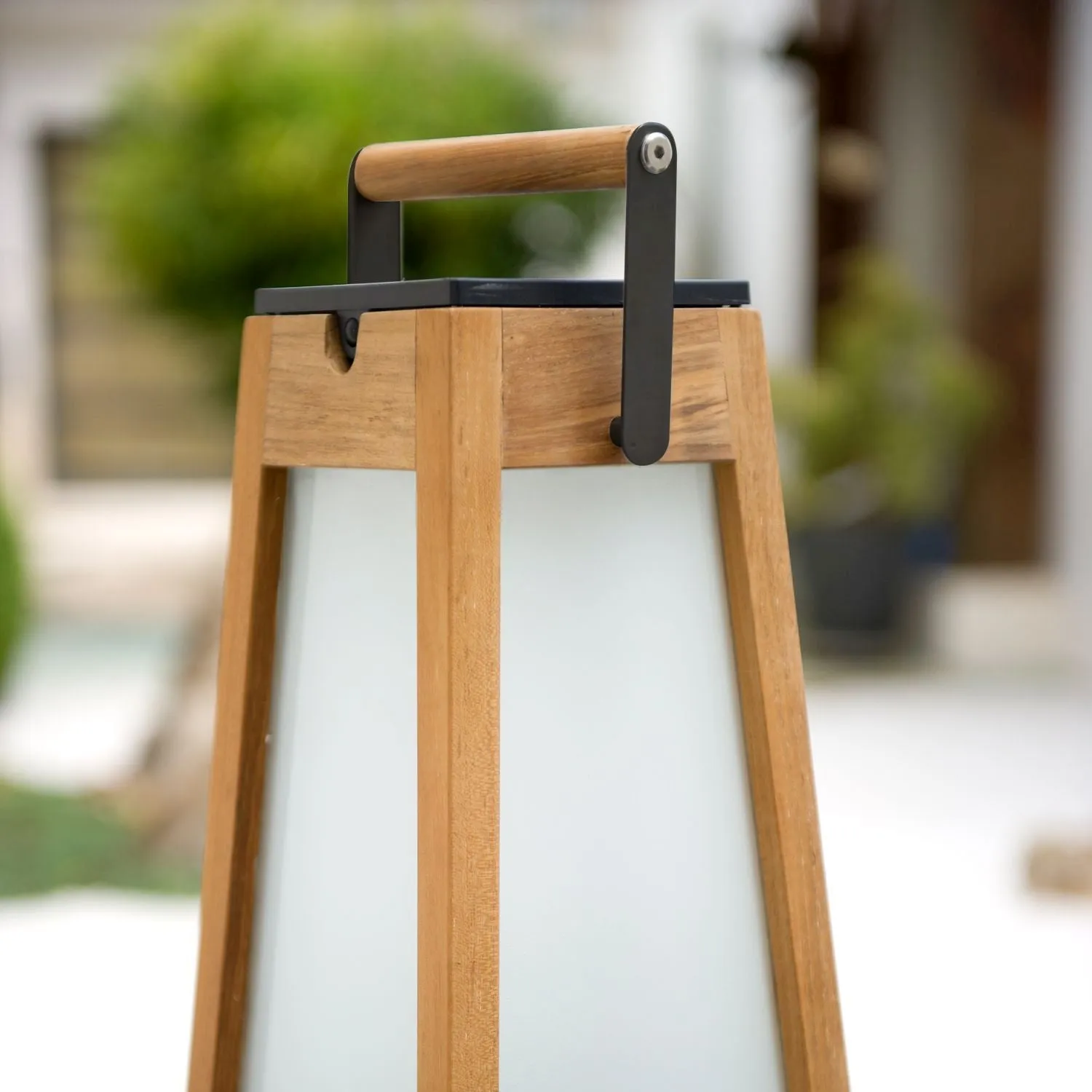 Les Jardins Tecka Solar Lantern