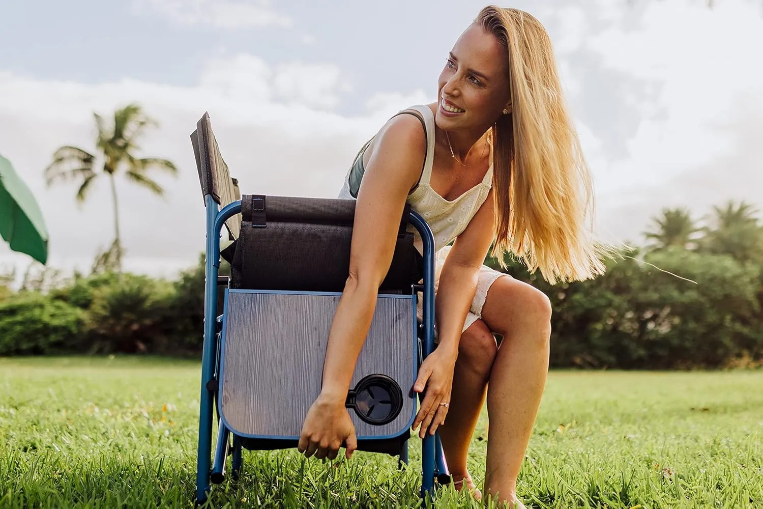 PICNIC TIME NCAA Penn State Nittany Lions Fusion Camping Chair with Side Table and Soft Cooler - Beach Chair for Adults - Lawn Chair