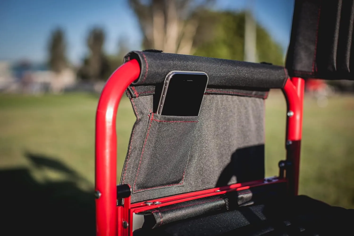PICNIC TIME NFL Unisex-Adult NFL Fusion Camping Chair with Side Table and Soft Cooler, Beach Chair for Adults, Lawn Chair