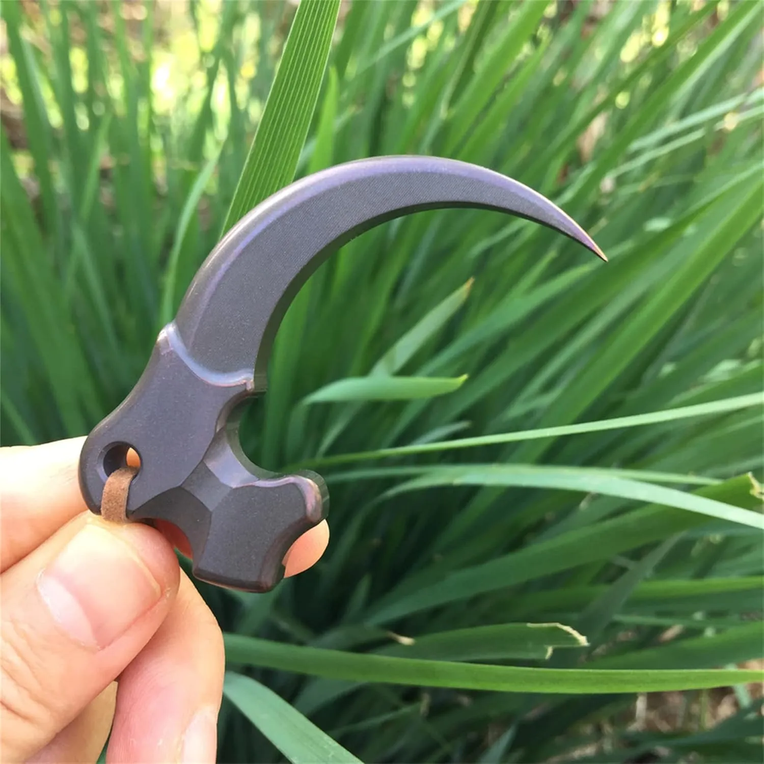 Titanium EDC Tool The Shape of Eagle Claw Multitool Camping Hiking Tactical Gear (Grey, L)